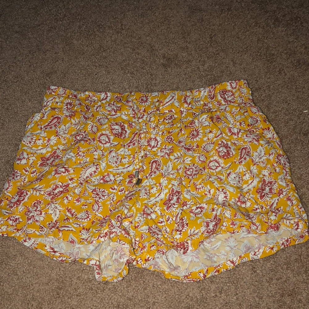 old navy floral shorts size M